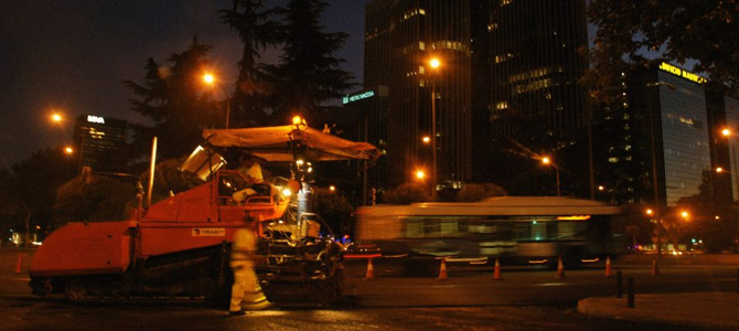 Trabit asfalta el Paseo de la Castellana de Madrid