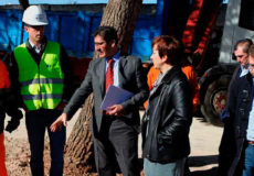 Obra de pavimentación de la avenida de Cervera del Ayuntamiento de Alcázar de San Juan. Visita del Presidente de la Diputación de Ciudad Real