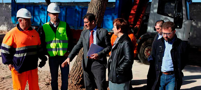 Obra de pavimentación de la avenida de Cervera del Ayuntamiento de Alcázar de San Juan. Visita del Presidente de la Diputación de Ciudad Real