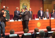 Antonio García, jefe de producción de Trabit, recibe la medalla de honor de la Asociación Española de la Carretera, AEC