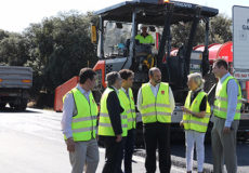 Visita del consejero de la Comunidad a la obra de refuerzo del firme de la carretera M-505