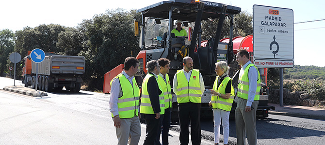 Visita del consejero de la Comunidad a la obra de refuerzo del firme de la carretera M-505