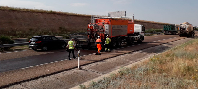 Trabit realiza el extendido de microaglomerado en frío en la Autovía A-62