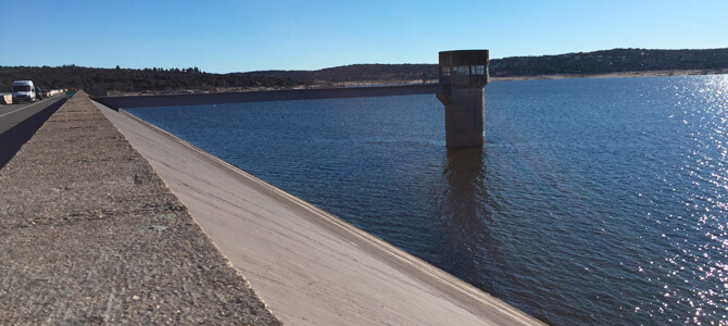 Ejecución de limpieza y sellado de juntas en el talud de la presa de Valmayor