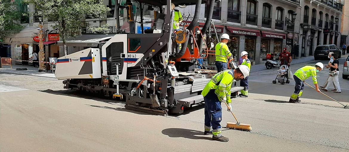 Pavimentación con microaglomerado granítico (Calle Arenal, Madrid) - Extendido de MBC