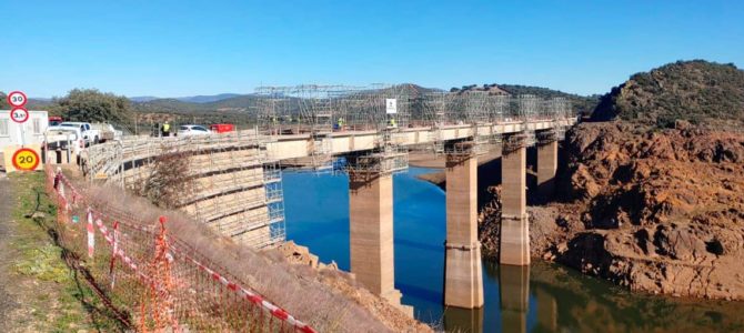 Visita a la obra de reparación de la carretera CM-4157 en el embalse de Cijara