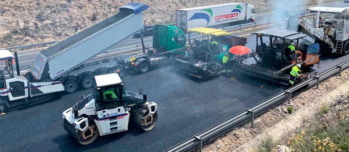 Carretera A3 sentido Valencia (Madrid) - Extendido (3 extendedoras en paralelo) y compactación de MBC