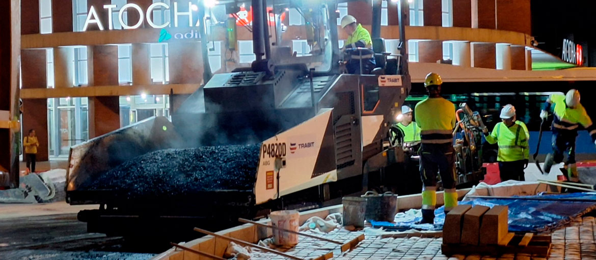 Pavimentación en zona exterior en la estación de Atocha